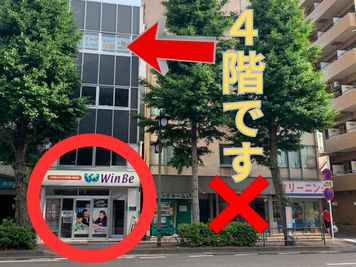 Googleマップで住所を打ち込むと写真×印の隣の建物に誘導されてしまいます。お気をつけください。 - HORNET GYM 【新中野駅３分/47㎡】静かで清潔な大人向けのレンタルジムの外観の写真