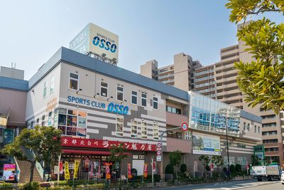 オッソは葛西橋通りに面していて、ラーメン「魁力屋」さんの上にあります。 - トピレックプラザ スポーツクラブオッソ　スタジオAの外観の写真