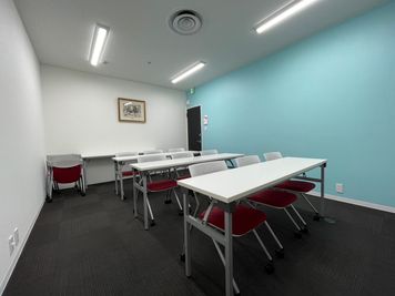 照明が明るいセミナールーム - シェアオフィスURL仙台駅東口 セミナールームの室内の写真