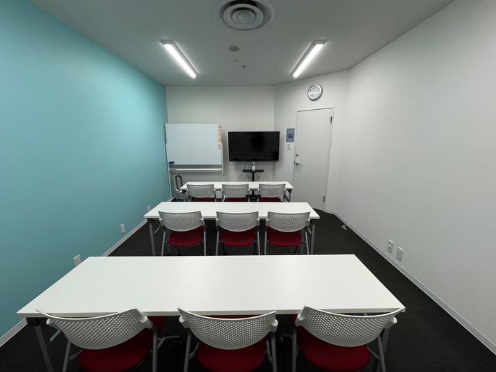 最大12名　広々スクール形式（配置変更可能） - シェアオフィスURL仙台駅東口 セミナールームの室内の写真