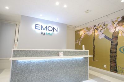 EMON 複合型シェアサロンの入口の写真