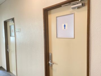廊下に男性用・女性用トイレがあります。 - スタジオレジーナ 高円寺駅チカレンタルスタジオの設備の写真