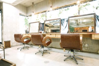 各席にドライヤーあります - Hair Atelier P's   ヘアアトリエピース レンタル美容室　HairAtelier P's  面貸し　の室内の写真