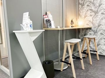 入口には消毒液と体温計をご用意しています。 - ウィズスクエア・GLOXIA銀座店 Room 3の入口の写真