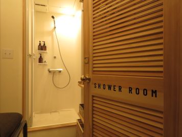 シャワー室もご利用いただけます（タオルはご持参ください） - レンタルジム「精神と時のジム」 精神と時のジムの室内の写真