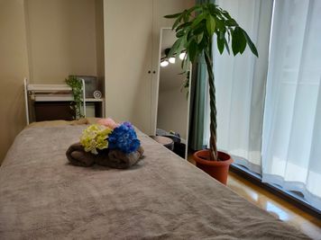 雰囲気に合わせて照明調整可能 - レンタルサロンリード赤羽 広々としたプライベートレンタルスペースの室内の写真