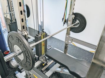 フルラックでのフリーウェイトトレーニングが可能 - HARAPEKO GYM 五反田店の設備の写真