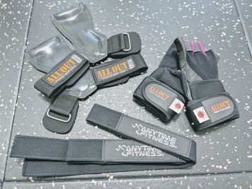 パワーグリップ、トレーニンググローブ、リストストラップ - HARAPEKO GYM 五反田店の設備の写真