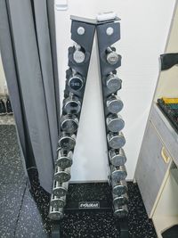 1〜10kgのクロームダンベル完備 - HARAPEKO GYM 五反田店 レンタルジムの設備の写真