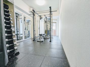 充分なトレーニングスペースがあります - HARAPEKO GYM 五反田店の室内の写真