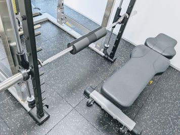 スミスマシンを使ったヒップスラストが可能 - HARAPEKO GYM 五反田店の設備の写真
