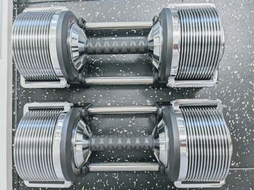 3〜32kgまで1kg刻みの可変式ダンベルを完備 - HARAPEKO GYM 五反田店の設備の写真