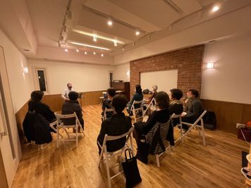 ライブ演奏なども可能です。 - 横浜とべ音楽館 横浜とべ音楽館【10名以上ご予約】駅前完全防音！音楽ミニホールの室内の写真