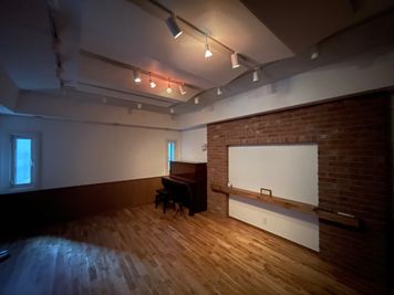 演奏会モードや、研修モードなど、照明での雰囲気作りができます。 - 横浜とべ音楽館 横浜とべ音楽館【10名以上ご予約】駅前完全防音！音楽ミニホールの室内の写真