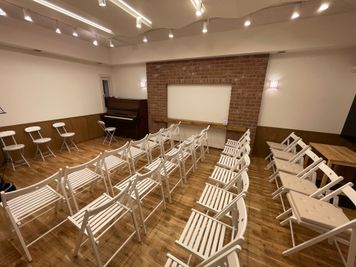 お部屋一面が明るく、防音性能抜群で臨場感を感じながらお楽しみいただけます。 - 横浜とべ音楽館 横浜とべ音楽館【10名以上ご予約】駅前完全防音！音楽ミニホールの室内の写真