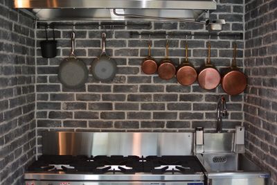 5口の業務用ガスコンロをご用意！
（銅の鍋セット、フライパンは撮影用のため料理での利用は不可） - ミモザハウス シェアキッチンの室内の写真