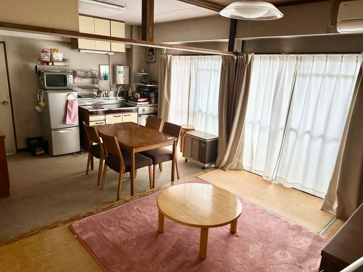 ちゃぶ台のあるレトロな空間 - ねこパンLab 猫がいる古いマンションのお茶の間の室内の写真