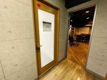 【「TIME SHARING 赤羽501」と書かれた扉が会議室の入口です】 - TIME SHARING 赤羽 IMBオフィス 501の入口の写真