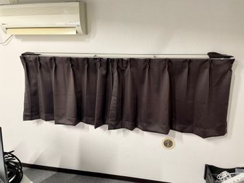 【窓にはカーテンを設置しているので、お好みに合わせて明るさを調整いただけます】 - TIME SHARING 赤羽 IMBオフィス 501の設備の写真