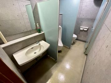 【男性トイレ（小×1、個室×1）】 - TIME SHARING 赤羽 IMBオフィス 501の設備の写真