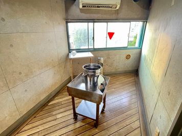 【共用フロアにある喫煙所もご利用いただけます。喫煙はこちらでお願いします】 - TIME SHARING 赤羽 IMBオフィス 501の設備の写真