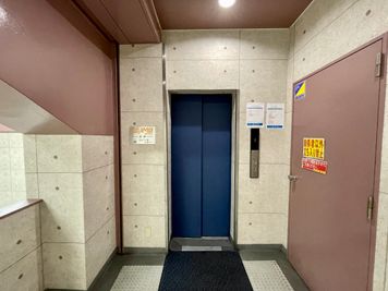 【エレベーターで5階までお上がりください】 - TIME SHARING 赤羽 IMBオフィス 501の入口の写真