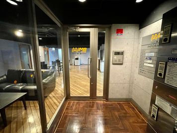 【5階に到着すると、目の前にエントランスドアがあります】 - TIME SHARING 赤羽 IMBオフィス 501の入口の写真
