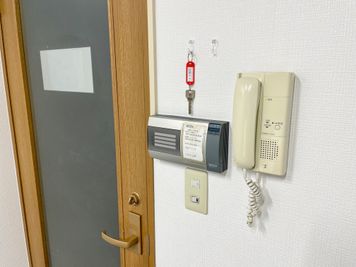 【女性トイレはセキュリティのため鍵で解錠/施錠が必要です。鍵は会議室内のドア横に設置しています】 - TIME SHARING 赤羽 IMBオフィス 501の設備の写真