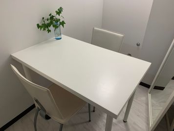 中に入るとこんな感じ - セルフホワイトニング専門店ホワイトニング明石 ホワイトニング明石の鍵付き個室の室内の写真