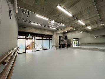 壁付のバーと移動バーを完備 - Jardin des arts（バレエ団芸術座静岡スタジオ）の室内の写真