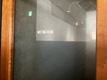 扉・壁面は磨りガラスになっています（完全個室） - MONZ SPACE（モンズスペース） 設備の整った快適な会議室の入口の写真