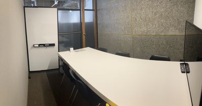 お部屋 別角度 - MONZ SPACE（モンズスペース） 設備の整った快適な会議室の室内の写真