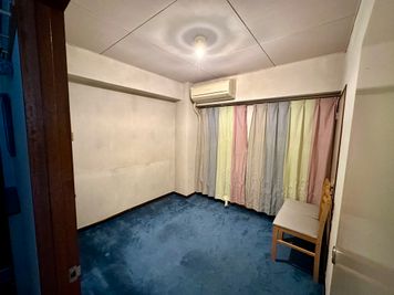 四畳半のスペースで、窓とエアコンがありません。
写真には写っていますが、機能しておりません。 - ねこパンLab 元占いroomの怪しい小部屋の室内の写真