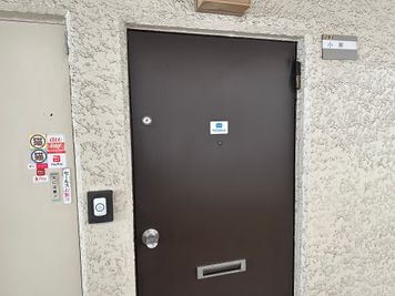 入り口は隣ですが、インターホンがないのでこちらをピンポンして下さい♪＾＾ - ねこパンLab 元占いroomの怪しい小部屋の入口の写真