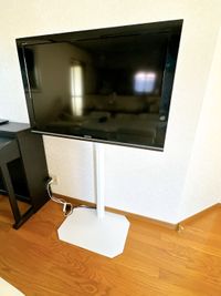 ４２インチTV、HDMIケーブルで接続すればモニタとして利用も可能です - お家サロン まりい★ろーず キッチン付きレンタルスペースの設備の写真