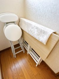 折りたたみ椅子とテーブルで席を増やすことができます - お家サロン まりい★ろーず キッチン付きレンタルスペースの設備の写真
