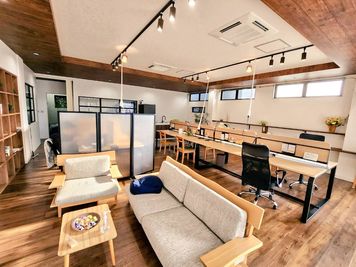 ソファもあります - コワーキングスペース1st.BASE 彦根 カフェ風イベントスペースの室内の写真