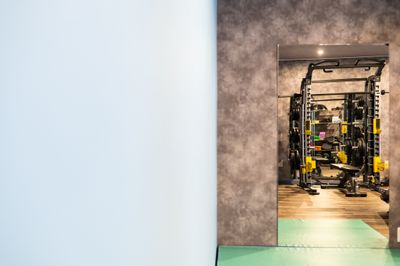 鏡も2場所に有（壁張型） - 権現ビル（ARUKAビル） Private Gym 健（プライベートジムケン）の室内の写真