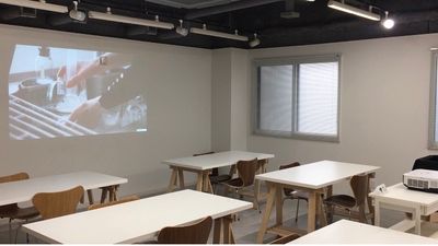 プロジェクター利用可能！
※白壁に投影。
※接続して出力する機器やケーブルはご準備をお願いいたします。プロジェクターのみの貸出となります。
 - ZOU CREATIVE KITCHEN 【キッチン付きレンタルスタジオ】※撮影・生配信時の設備の写真