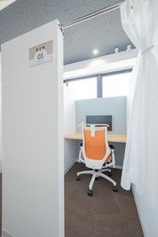 モニター付きのブースもあります - 自習室KAKOI（江戸川橋駅前店） 指定席：09番（半個室ブース・幅90cm）/サイレントエリアの設備の写真