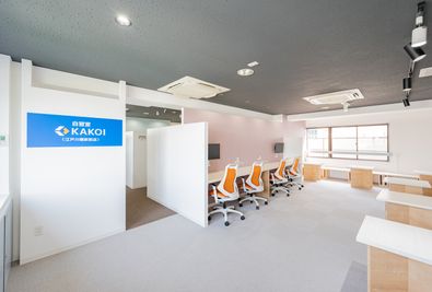 自習室KAKOI（江戸川橋駅前店）は自習室だけでなくコワーキングスペースを併設しています - 自習室KAKOI（江戸川橋駅前店） 指定席：09番（半個室ブース・幅90cm）/サイレントエリアの室内の写真