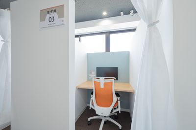 ワイドデスクのブースもご用意あります - 自習室KAKOI（江戸川橋駅前店） 指定席：09番（半個室ブース・幅90cm）/サイレントエリアの室内の写真