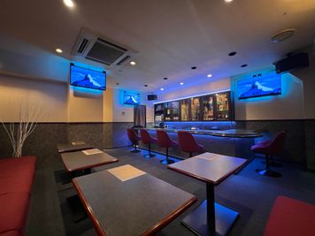 カウンター６席カウンター内３名程度ソファ１２席 - SORA EVENT BAR イベントバースペース名古屋栄４丁目の室内の写真