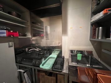 キッチンスペース。ガスコンロ、調理器具など。冷凍庫（共用）冷蔵庫（共用）お皿やグラス（共用）。 - SORA EVENT BAR イベントバースペース名古屋栄４丁目の設備の写真