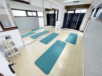 ヨガマット3枚ございます。 使用時:188センチ×61センチ 厚さ:15㎜
 ※ご利用後は、折り畳みの上、元の場所にお戻しください。 - ダンススタジオ【ＧｒｅｅｎＡｃe３】 千葉駅ダンススタジオ【ＧｒｅｅｎＡｃｅ３】の設備の写真