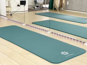 ヨガマット3枚ございます。 使用時:188センチ×61センチ 厚さ:15㎜
 ※ご利用後は、折り畳みの上、元の場所にお戻しください。 - ダンススタジオ【ＧｒｅｅｎＡｃe３】 千葉駅ダンススタジオ【ＧｒｅｅｎＡｃｅ３】の設備の写真