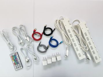 ◆延長コード、充電ケーブル (14個)
　電源タップ(6口、2m) を2本、iphoneケーブル:5本、USB充電器:5個 USB Type Cケーブル:4本 - ダンススタジオ【ＧｒｅｅｎＡｃe３】 千葉駅ダンススタジオ【ＧｒｅｅｎＡｃｅ３】の設備の写真