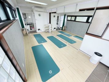 ヨガマット3枚ございます。 使用時:188センチ×61センチ 厚さ:15㎜
 ※ご利用後は、折り畳みの上、元の場所にお戻しください。 - ダンススタジオ【ＧｒｅｅｎＡｃe３】 千葉駅ダンススタジオ【ＧｒｅｅｎＡｃｅ３】の室内の写真