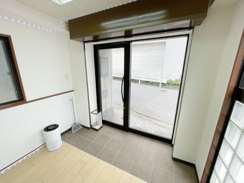 入口は、パーティションをすることでそとから見られることはありません。 - ダンススタジオ【ＧｒｅｅｎＡｃe３】 千葉駅ダンススタジオ【ＧｒｅｅｎＡｃｅ３】の入口の写真
