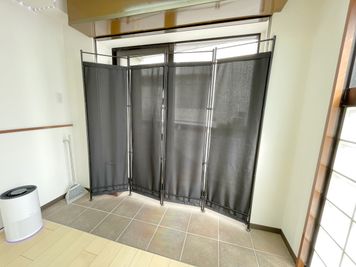 玄関用にパーティションをご用意しました。 
44.5×4枚 180ｃｍタイプです。
外から見ることができません。 - ダンススタジオ【ＧｒｅｅｎＡｃe３】 千葉駅ダンススタジオ【ＧｒｅｅｎＡｃｅ３】の設備の写真